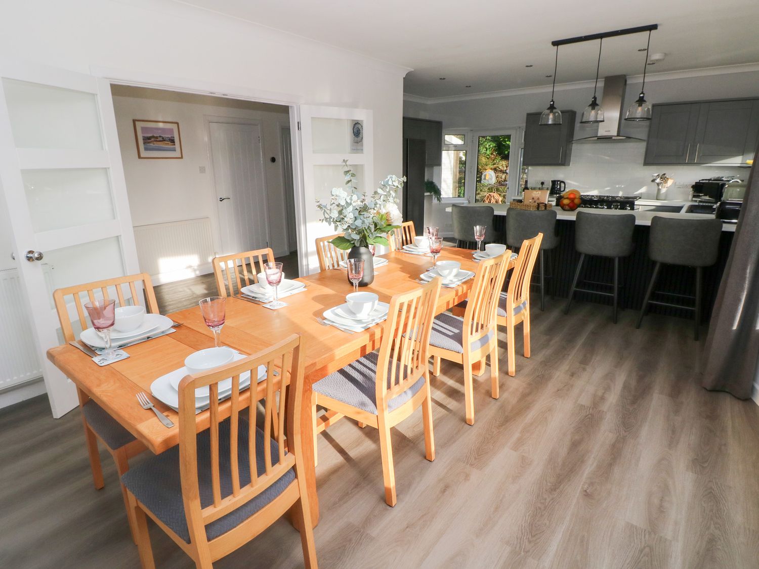 Open-plan dining room and kitchen