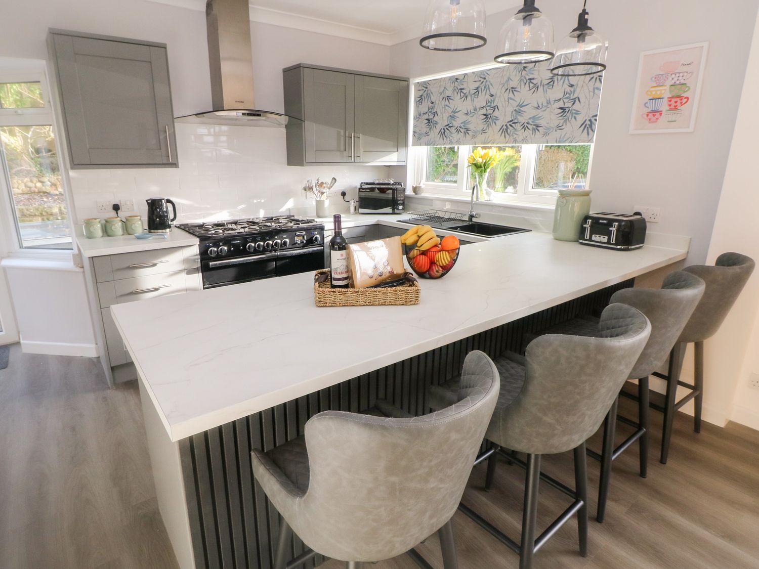 Kitchen with range cooker and breakfast bar